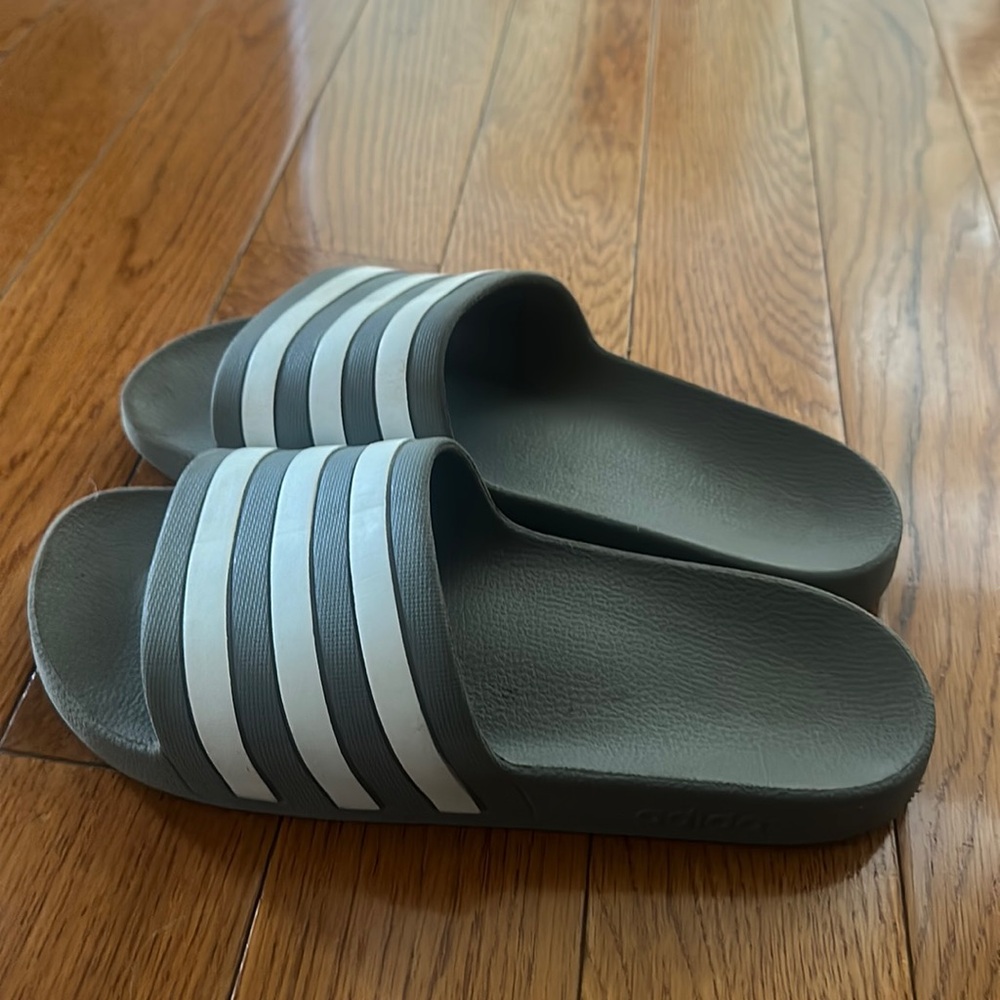 Adidas slides men’s size 7